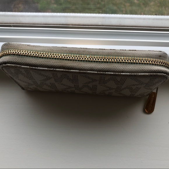 *Sold* Michael Kors Cream & Gold Wallet - Picture 3 of 5
